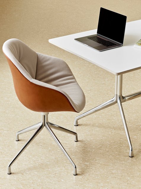 Kodukontorisse sobivad väga hästi paljude jalavariantidega About A Chair AAC100 sarja toolid. Fotol
AAC 121 Soft Duo tool. Tootja HAY
