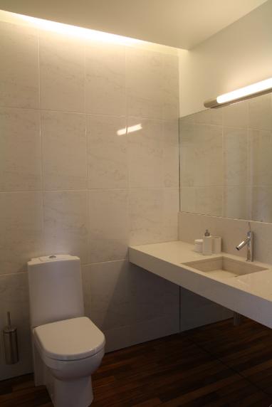*Pildil: 1. korruse tualettruum - kivist valamu ja tasapinna valmistas OÜ Edelstein