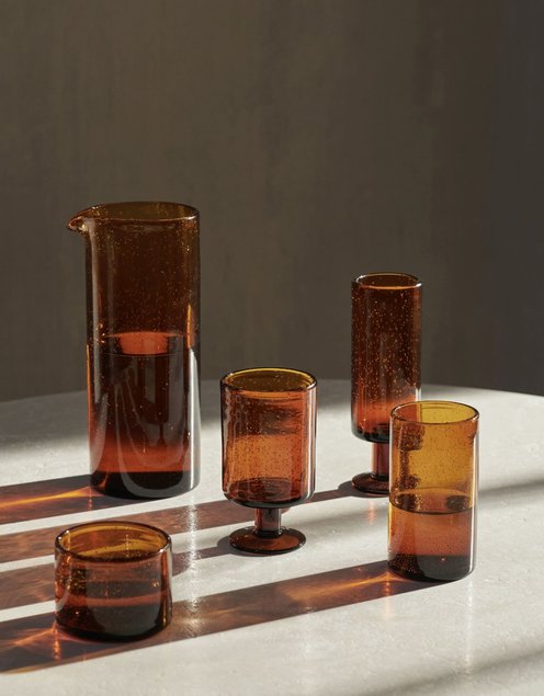 Taaskasutatud klaasist valmistatud Oli sari on uudisena merevaiguoranžis värvitoonis. Klaasidele lisavad omapära
rohked õhumullid. Tootja: Ferm Living Source: elkemoobel.ee