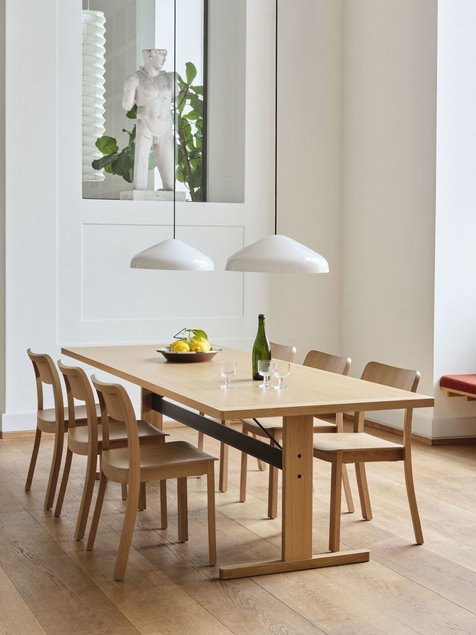 Põneva disainiga Passerelle laud, Pastis toolid ja Pao valgustid. Tootja: HAY Источник: elkemoobel.ee