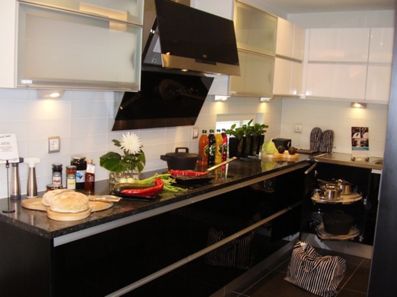 Must kõrgläikega köögimööbel on efektne. Musta värvitooni korratakse köögi väikedetailides.