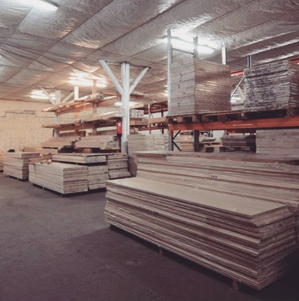 Много-много мебельного щита на складе Stragendo OÜ Источник: stragendo.ee