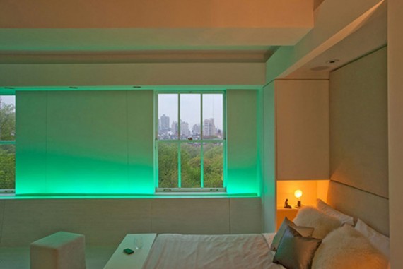 Minimalistlikult kujundatud magamistuba muudavad ilmekaks roheka ja oranži valgusega Источник: rexohome.com