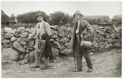 Vanavarakorjajad Erik Lambert ja Friedrich Kohtitsky Hanila khk Rame külas. Foto Friedrich Kohtitsky, 1912.