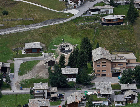 Maa-alune maja asub pildi keskel kuuskede taga. Источник: www.trendir.com