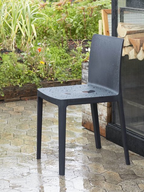 100% taaskasutatud plastikust Élémentaire tool on elementaarselt lihtsa disainiga ja sobib ühtmoodi
hästi erinevatesse interjööridesse ja ka välialadele. Tootja: HAY Alkuperä: elkemoobel.ee