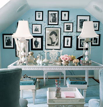 Kaunis Tiffany stiilis tuba aktsendiks musta raamiga pildid, maitsekas valik. Allikas: www.gaitainteriors.com