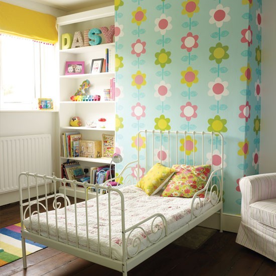 Tüdrukule sobiv tapeet voodipäises on pilgupüüdjaks siin toas. Источник: www.housetohome.co.uk