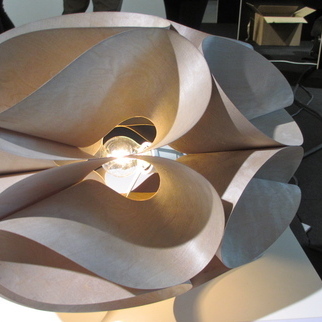  Soome disaineri Inna Pärnänen\'i loodud PLYWOOD LAMP on valmistatud väga õhukesest vineerlehest. Toote disainimisel oli lisaks ökoloogilisusele oliseks ka ajatu ja esteetiline vorm ning valguse ja valju mäng  