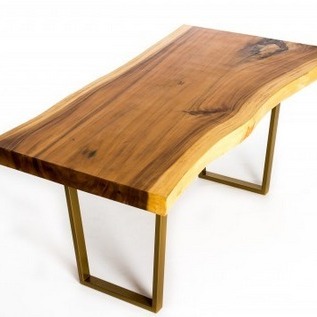  Naturaalse äärega 1,6 m laud sobib söögilauaks kui ka kontorilauaks. Laudade laius varieerub 70 cm kuni 90 cm. Iga Suar puidust laud on erineva mustri ja struktuuriga, laua suurus sõltub puu kujust   Alkuperä:  suardesign.com  