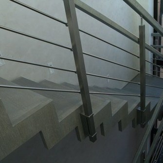  Лестница на металлических шпонированных косоурах. Ступени располагаются между косоурами, косоуры шпонированы  (Belyi Klen).   Alkuperä:  www.stragendo.ee  