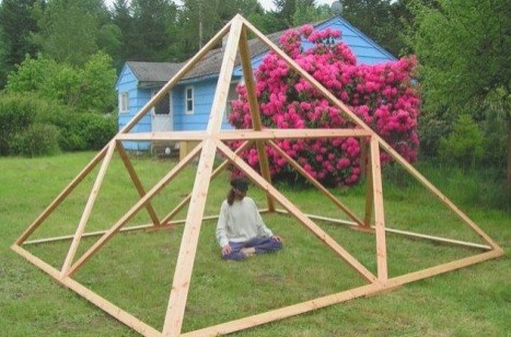 Ka selline püramiid konstruktsioonina aitab oma aias mediteerida ja head energiat laadida. Allikas: www.precisionpyramids.com