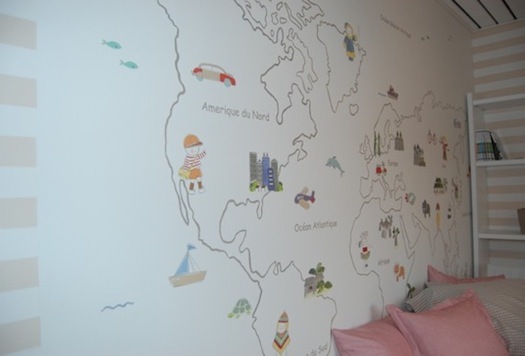 Lapsetoa seinale maalitud loominguline maakaart, 
millele on juurde kleebitud põnevaid pildikesi. 

