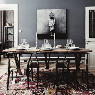 Source: http://www.myscandinavianhome.com/2016/01/a-dramatic-stockholm-space-in-dark.html