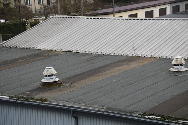 Ilmselt üheksakümnendatel erineval ajal uue bituumenrullmaterjalist hüdroisolatsioonikihi
saanud katus on veel veetihe, kuid vananemistunnustega. Omanik planeerib katuse
rekonstrueerimist.