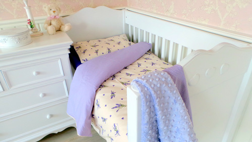 Makayla voodipesukomplekt Lavender on kindlasti tüdrukute lemmik oma lillas mustris.Voodipesukomplekti kuuluvale padjapüürile on võimalik peale tellida personaalse tikand. Juurde saab soetada sobiva lina ja teki, samuti päevateki. Allikas: www.makayladesign.com