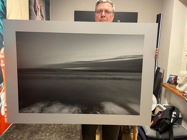 Marko Toomasti digitrükk komposiitplaadil "Promenade sentimentale“ (1/1). Minimalistlikku koridori sobis ilma raamita teos ja lasin fotograafilt ostetud kaadri trükkida hõbedasele komposiitplaadile jättes paspartuuks tingliku ääre, mis võimendab vaadet. Teose suurus 1200x900 valitud spetsiaalselt ruumi järgi.