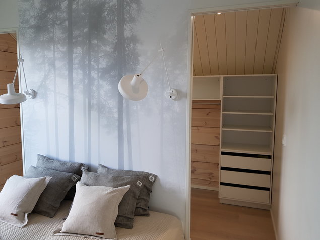 Voodi taga on väike aga mahukas walk-in garderoob