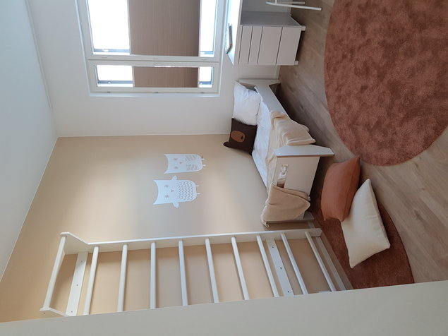 Hele lastetuba, kus on ronimisredel sportlikeks tegevusteks