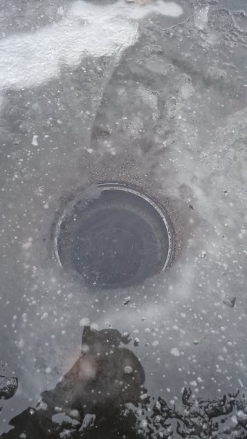 Ummistunud katusekaev
talvel. Läbijäätumisel võib
katusekaev puruneda.
Tuleb veenduda, et kaevu
küttekaabel on talvel sisse
lülitatud.