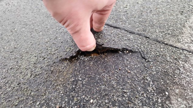 Katusel toimunud tegevuse käigus on katusekatet
kahjustatud. Sellised kohad tuleb kiiremas korras paigata,
et vältida suuremaid kahjustusi.