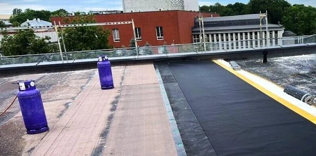 See spetsiaalne süsteem võimaldab katusel elektrooniliselt lekkeid tuvastada, ennetades suuremaid kahjustusi ja tagades katuse pikaajalise vastupidavuse.