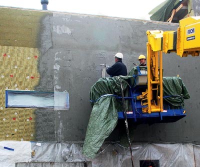 Pritskrohvi segu on tavalisest hõõrdkrohvist tublisti vedelam ja peeneteralisem. Tänapäevase kiire meetodina kantakse pritskrohv seinale erimasinaga. Foto: Teet Reier