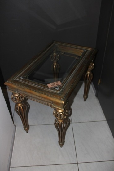 Laud Lam Lee Regal Gold. Puidust laud, värvitud kuldseks, pealt kaetud klaasiga. Nikerdatud jalad. Itaalia firma Lam Lee toodang. Vana hind: 1500.- Uus hind: 1290.-

