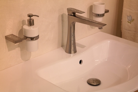 Segisti DIVA vannitoas FINS Allikas: www.camelfurniture.eu