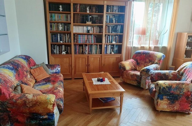 Valged nahkdiivaid said uued säravad katted (Roosimari).