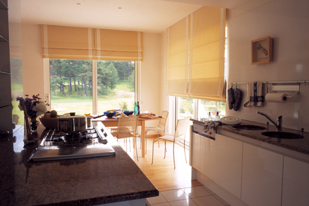 Suurtest akendest tulvavat valgust on lihtsam reguleerida, kui aknakate koosneb mitmest osast. Rahulik Rooma kardin seab esikohale vaate.