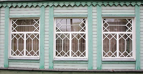 Vanu aknaid jäljendada püüdvad PVCst koopiad tunduvad jubedad, plastiga puidu vastu ei saa. Foto: Veiko Tõkman