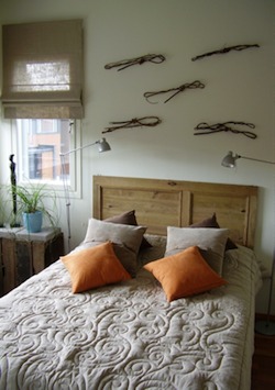 Vanast uksest on saanud voodipeats
ja vanast kastist öökapike.