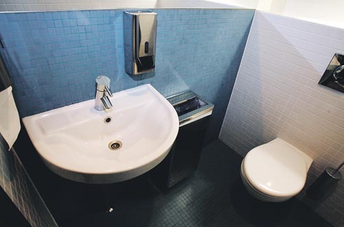 Columbus IT Partner Eesti ASi WCs valitseb pisiplaadistus ja teras. Foto: Maris Ojasuu