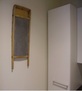 Teada, tuntud pesulaud dekoreerimas kodu majapidamisruumi.