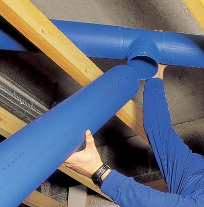 Plastikust ventilatsioonitorud on liitmike abil kergelt üksteisega ühendatavad.