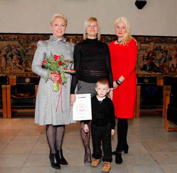 Fotol: konkursi patroon Evelin Ilves, Aasta Kodu 2011 võitja Katri Tühane koos poeg Timmoga ja Kodukirja peatoimetaja Malle Pajula. 
Foto: Priit Grepp 