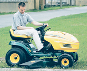 Suurte murupindade hooldamisel tuleb abiks murutraktor Suurte murupindade hooldamisel tuleb abiks murutraktor