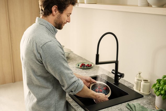 Autoriõigused: hansgrohe/Hansgrohe SE
Talis Select M54 PowderSpray kolm pihustirežiimi: 1. PowderSpray peseb köögivilju ressursisäästlikult, ent põhjalikult. Kätepesu
ilma pritsimiseta. 2. Laminaarne veejuga sobib hästi pottide-pudelite täitmiseks. 3. Dušijuga on ideaalne köögivalamu
puhastamiseks või nõudepesuks.