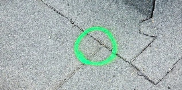 Lekke koht. Kui katusekattele tekib kahjustus, katkeb vool ning süsteem tuvastab lekke täpse asukoha.