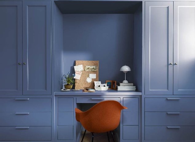 Benjamin Moore aasta värv Blue Nova 825. Sirelililla.