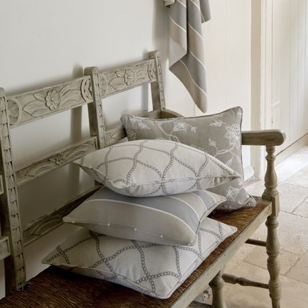 Clarke&Clarke Allikas: www.facebook.com