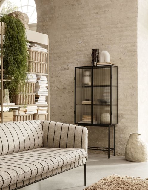 Metallraamiga Haze vitriinkappidele lisavad reljeefklaasist uksed ja peened jalad väljapeetust. Tootja: Ferm Living Source: elkemoobel.ee