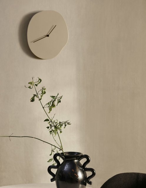 Sürrealismist inspiratsiooni saanud Melt seinakellal on voolav kuju, mis loob mulje justkui sulavast kellast. Tootja:
Ferm Living Source: elkemoobel.ee
