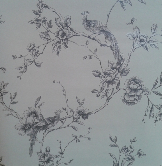 Pabertapeet 10,05 x 0,53 m rull, 
beezil põhjal musta kontuuri ja kerge osalise läikega mustriline tapeet, 
materjal: paber.
Liimisoovitus: Metylan Normal. Allikas: www.tapeedid.ee