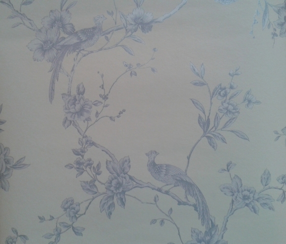 Pabertapeet 10,05 x 0,53 m rull, 
kreem-valgel põhjal kerge osalise läikega helesinise-mustriline tapeet, 
materjal: paber, 
liimisoovitus: Metylan Normal. Allikas: www.tapeedid.ee