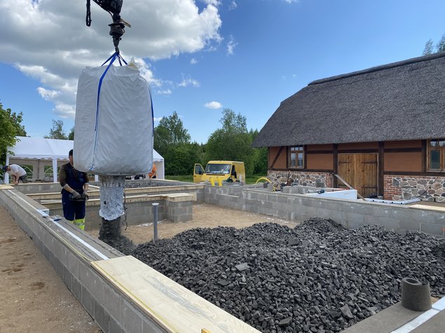 Vahtklaas-kergkillustiku paigaldus kaasaegse savihoone põranda alla. Foto: Marko
Kikas