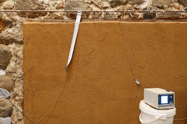 Eestimaaehituse ökoloogilise ehituse kompetentsikeskuses käimasolev doktoritöö
kivihoone seespidise soojustuse teemal. Seinas on andurid, mis mõõdavad niiskust ja temperatuure
pillirooplaadi ja puitkiudplaadi kasutamisel kivihoone seespidisel soojustami