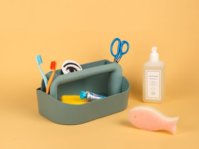 Tool Box säilituskorv ja Tann hambaharjad – tootja: HAY Источник: elkemoobel.ee