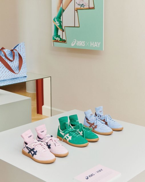 Kolmes värvitoonis ASICS x HAY Skyhand OG tossud ja sokid. Tootja: HAY
